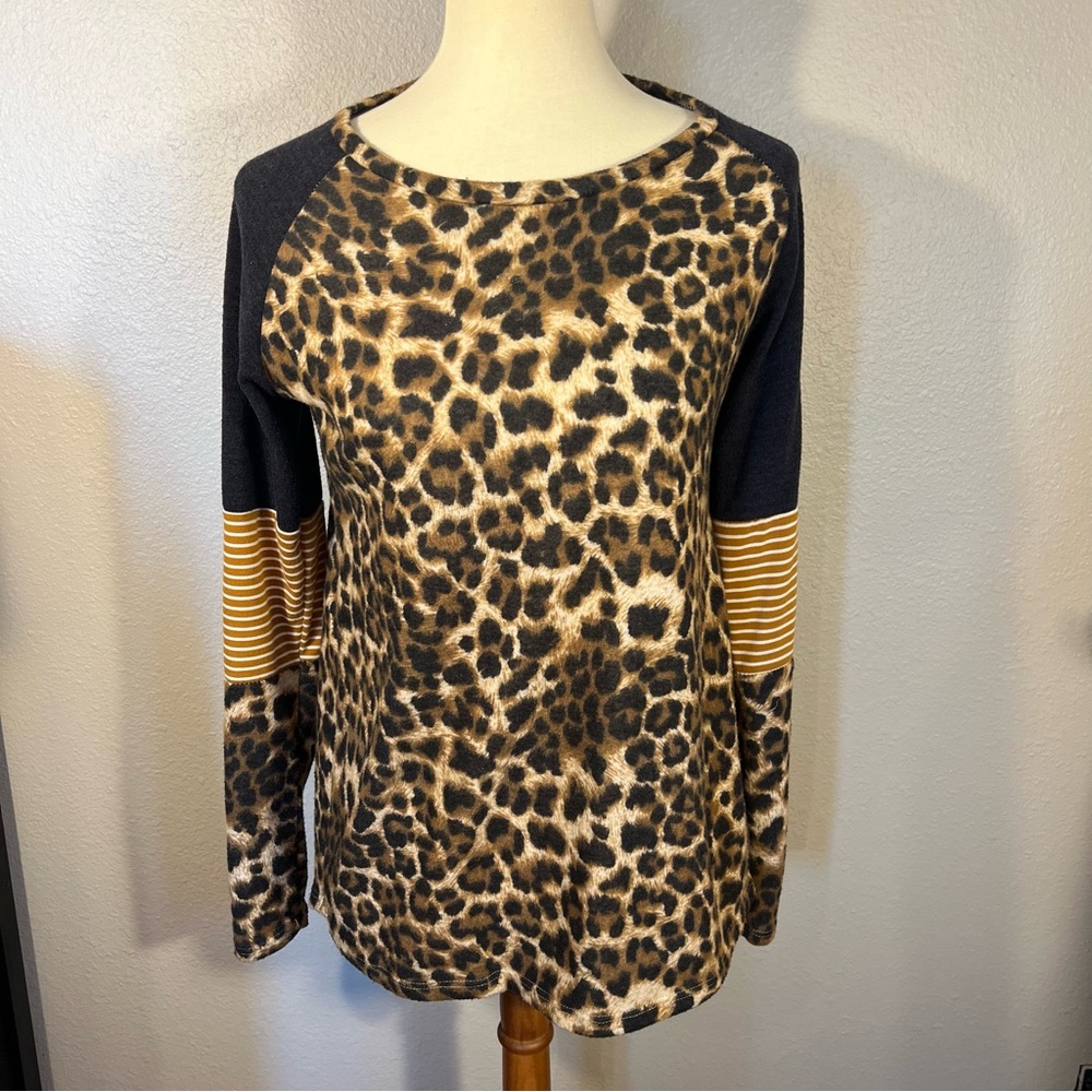 lovely melody Womans Size Small Animal Colorblock pullover top USA